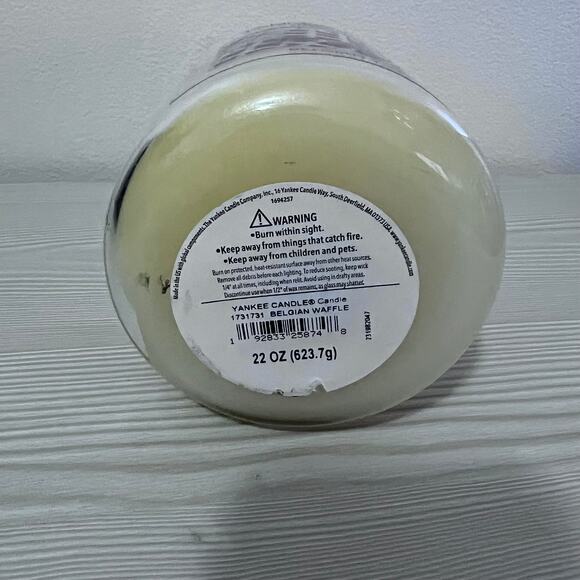 Yankee Candle Returning Favorite Belgian Waffles 22 oz Original Large Jar Candle - Picture 2 of 2